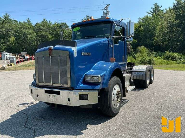 2010 KENWORTH T800 TANDEM AXLE DAY CAB TRUCK TRACTOR VIN: 1XKDD40XGAJ274541