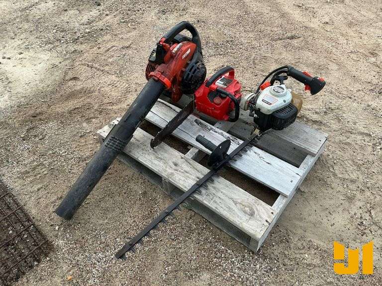 (1) HOMELITE TEXTRON GAS CHAINSAW, (1) ECHO PB-251 GAS LEAF