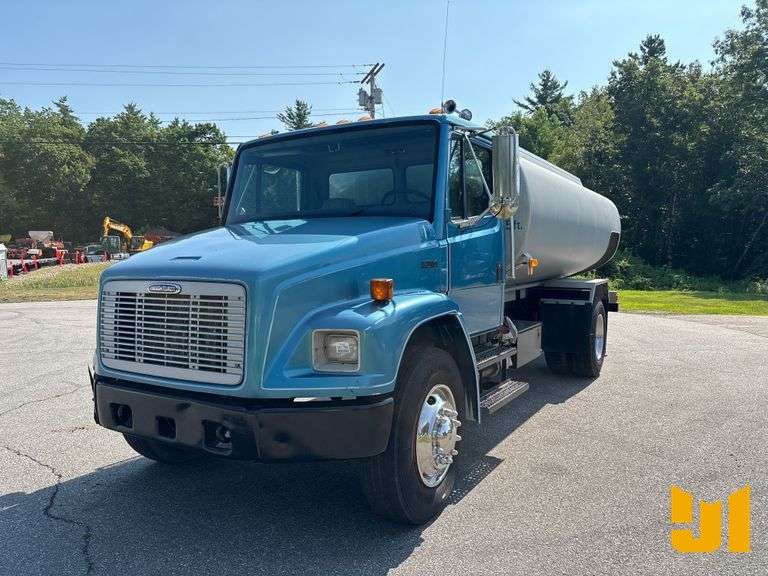 2001 FREIGHTLINER FL70 S/A FUEL & LUBE TRUCK VIN: 1FVABTAK81HG95533