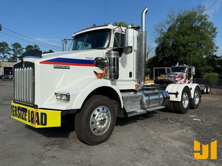 2013 KENWORTH T800 TANDEM AXLE DAY CAB TRUCK TRACTOR VIN: 1XKDD40X4DJ349709