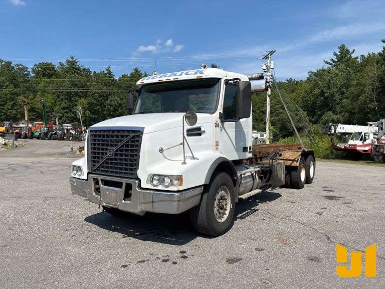 2004 VOLVO TRUCK VHD T/A ROLL OFF TRUCK VIN: 4V5KC9GG94N369391