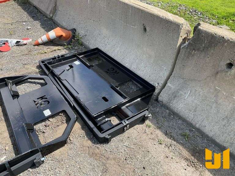 UNUSED 60" QT FORK FRAME W/ 42" FORKS