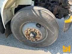 1999 INTERNATIONAL 4900 S/A FUEL & LUBE TRUCK VIN: 1HTSDAAR2XH641648