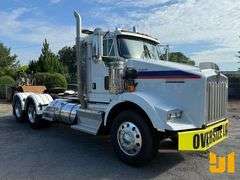 2013 KENWORTH T800 TANDEM AXLE DAY CAB TRUCK TRACTOR VIN: 1XKDD40X4DJ349709