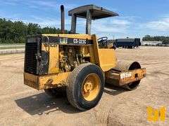 1999 CATERPILLAR CS323C SINGLE DRUM VIBRATORY ROLLER SN: 1EN00250