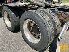 2010 KENWORTH T800 TANDEM AXLE DAY CAB TRUCK TRACTOR VIN: 1XKDD40XGAJ274541