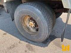 1999 INTERNATIONAL 4900 S/A FUEL & LUBE TRUCK VIN: 1HTSDAAR2XH641648