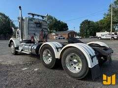2013 KENWORTH T800 TANDEM AXLE DAY CAB TRUCK TRACTOR VIN: 1XKDD40X4DJ349709