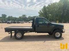2002 FORD F-350 SINGLE AXLE REGULAR CAB 4X4 FLATBED TRUCK VIN: 1FTSF31L72EB25214