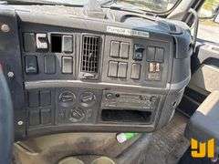 2004 VOLVO TRUCK VHD T/A ROLL OFF TRUCK VIN: 4V5KC9GG94N369391