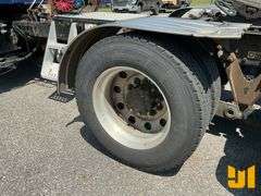 2010 KENWORTH T800 TANDEM AXLE DAY CAB TRUCK TRACTOR VIN: 1XKDD40XGAJ274541