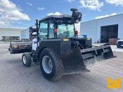 2018 MASSEY FERGUSON BROOM TRACTOR SN: JJM72004