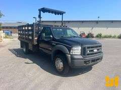 2005 FORD F550 SINGLE AXLE REGULAR CAB STAKE BED TRUCK VIN: 1FDAF56P75EA79242
