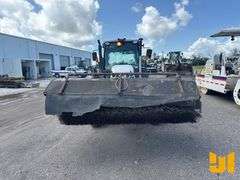 2018 MASSEY FERGUSON BROOM TRACTOR SN: JJM72004