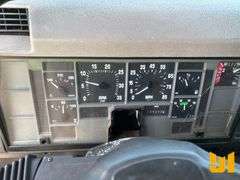 1999 INTERNATIONAL 4900 S/A FUEL & LUBE TRUCK VIN: 1HTSDAAR2XH641648