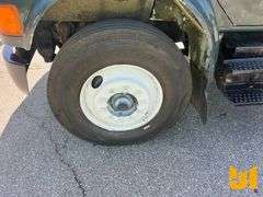 1996 INTERNATIONAL 4900 S FUEL & LUBE TRUCK VIN: 1HTSDAAN2TH314514