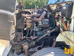 1999 INTERNATIONAL 4900 S/A FUEL & LUBE TRUCK VIN: 1HTSDAAR2XH641648