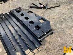 UNUSED 72" QT FORK FRAME W/ 42" FORKS