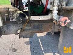 1999 INTERNATIONAL 4900 S/A FUEL & LUBE TRUCK VIN: 1HTSDAAR2XH641648