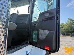 2013 KENWORTH T800 TANDEM AXLE DAY CAB TRUCK TRACTOR VIN: 1XKDD40X4DJ349709