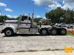 2011 KENWORTH W900 TRI AXLE DAY CAB TRUCK TRACTOR VIN: 1XKWP4TX9BJ284297