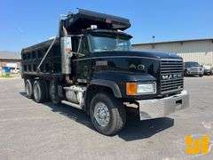 2001 MACK CL713 TRI-AXLE DUMP TRUCK VIN: 1M2AD62C81M011952