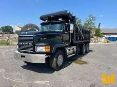 2001 MACK CL713 TRI-AXLE DUMP TRUCK VIN: 1M2AD62C81M011952