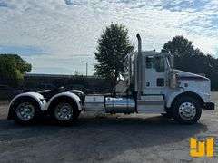 2013 KENWORTH T800 TANDEM AXLE DAY CAB TRUCK TRACTOR VIN: 1XKDD40X4DJ349709