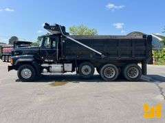 2001 MACK CL713 TRI-AXLE DUMP TRUCK VIN: 1M2AD62C81M011952