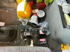 2001 MACK CL713 TRI-AXLE DUMP TRUCK VIN: 1M2AD62C81M011952