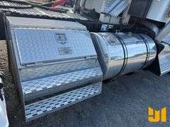 2013 KENWORTH T800 TANDEM AXLE DAY CAB TRUCK TRACTOR VIN: 1XKDD40X4DJ349709