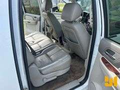2011 CHEVROLET SUBURBAN VIN: 1GNSCJE06BR215323 2WD