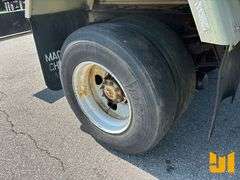 1999 INTERNATIONAL 4900 S/A FUEL & LUBE TRUCK VIN: 1HTSDAAR2XH641648
