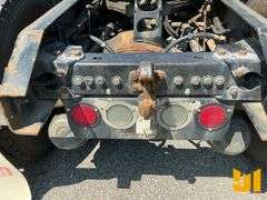 2010 KENWORTH T800 TANDEM AXLE DAY CAB TRUCK TRACTOR VIN: 1XKDD40XGAJ274541