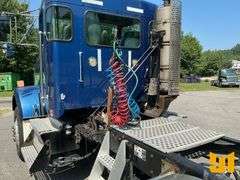 2010 KENWORTH T800 TANDEM AXLE DAY CAB TRUCK TRACTOR VIN: 1XKDD40XGAJ274541