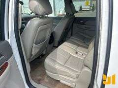 2011 CHEVROLET SUBURBAN VIN: 1GNSCJE06BR215323 2WD