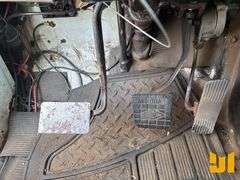 1999 INTERNATIONAL 4900 S/A FUEL & LUBE TRUCK VIN: 1HTSDAAR2XH641648