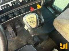 2013 KENWORTH T800 TANDEM AXLE DAY CAB TRUCK TRACTOR VIN: 1XKDD40X4DJ349709