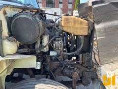 1999 INTERNATIONAL 4900 S/A FUEL & LUBE TRUCK VIN: 1HTSDAAR2XH641648