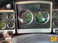 2010 KENWORTH T800 TANDEM AXLE DAY CAB TRUCK TRACTOR VIN: 1XKDD40XGAJ274541