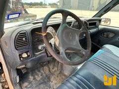 1998 CHEVROLET GMT-400 REGULAR CAB 4X4 PICKUP   VIN: 1GCGK24R5WZ274621