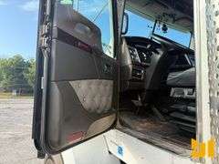 2013 KENWORTH T800 TANDEM AXLE DAY CAB TRUCK TRACTOR VIN: 1XKDD40X4DJ349709