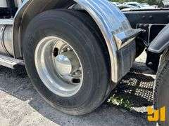 2011 KENWORTH W900 TRI AXLE DAY CAB TRUCK TRACTOR VIN: 1XKWP4TX9BJ284297