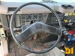 1999 INTERNATIONAL 4900 S/A FUEL & LUBE TRUCK VIN: 1HTSDAAR2XH641648