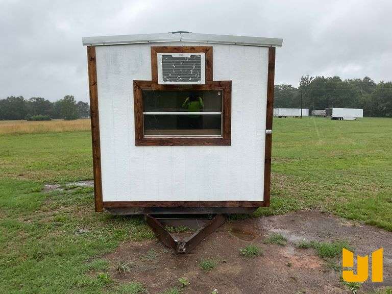 20’6”L X 8’6”W LIVING QUARTERS