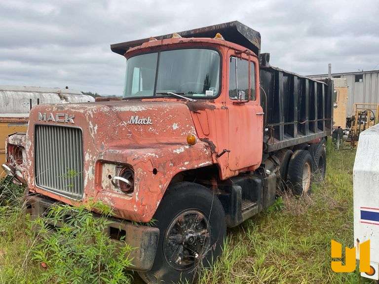 MACK T/A TANDEM AXLE DUMP TRUCK VIN: U686ST2154