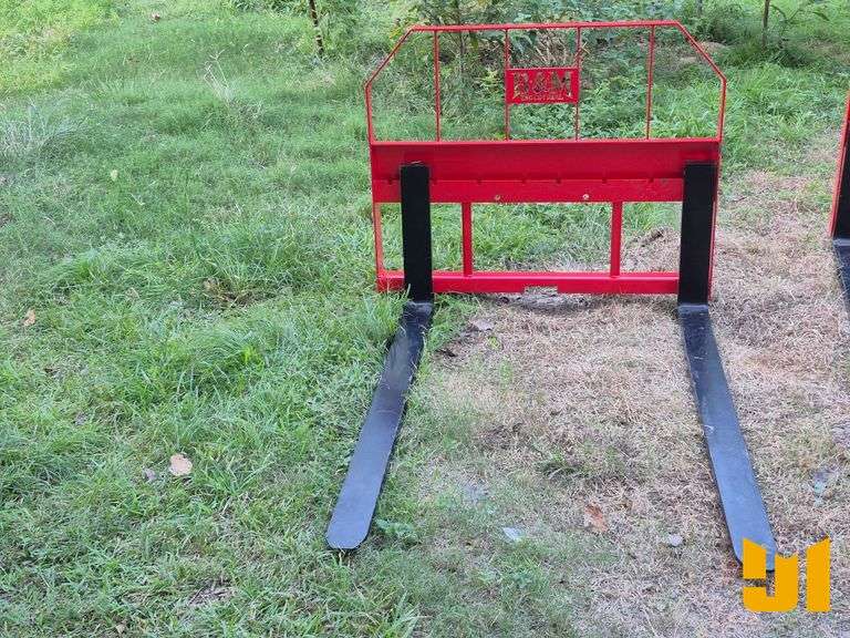 UNUSED 2025 B&M INDUSTRIAL 60 IN. FORKS W/ MAST