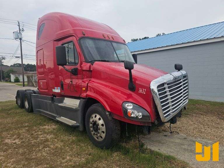 2015 FREIGHTLINER CASCADIA EVOLUTION T/A TANDEM AXLE SLEEPER TRUCK TRACTOR VIN: 3AKJGLD57FSGB3632