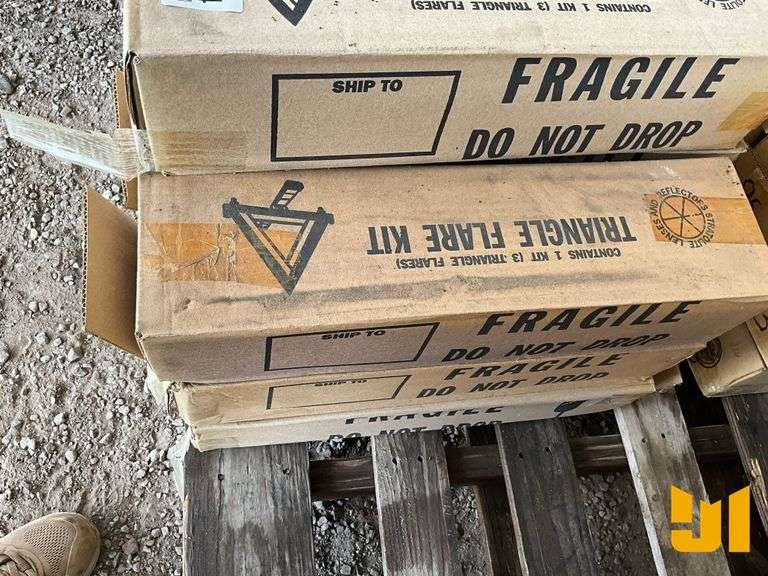 UNUSED TRIANGLE FLARE KITS