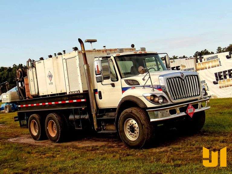 2010 INTERNATIONAL 7400 SBA T/A FUEL & LUBE TRUCK VIN: 1HTWGAAT8AJ214575